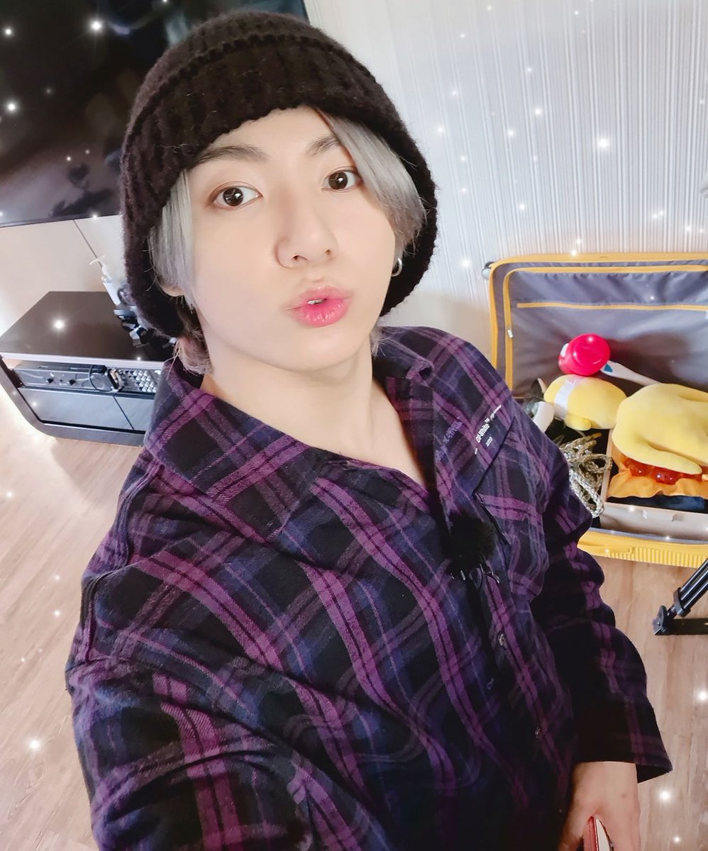 taekookfolder's tweet image. Taekook serving us beautiful selcas 😍