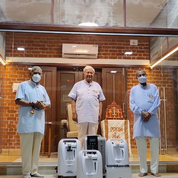 SANSKRITIfound1's tweet photo. #anoopammission Mission inspirer SB GPP Sahebji blessed @tanujpatelofficial & his mission at @tsquarehospitals_2018 by gifting 5 oxygen concentrator to better serve humanity. He was also blessed by SS PP Ashwindada and SS PP Shantidada! We wish him success #joyofgiving #blessed https://t.co/UWJZln7XE5