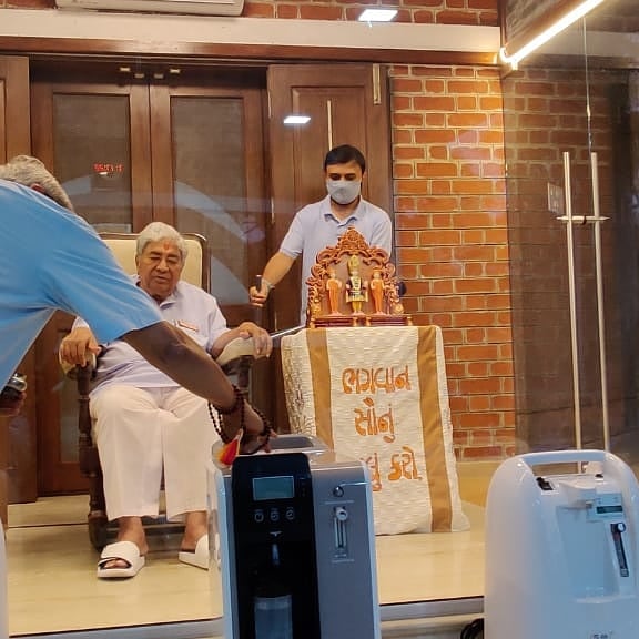 SANSKRITIfound1's tweet photo. #anoopammission Mission inspirer SB GPP Sahebji blessed @tanujpatelofficial & his mission at @tsquarehospitals_2018 by gifting 5 oxygen concentrator to better serve humanity. He was also blessed by SS PP Ashwindada and SS PP Shantidada! We wish him success #joyofgiving #blessed https://t.co/UWJZln7XE5