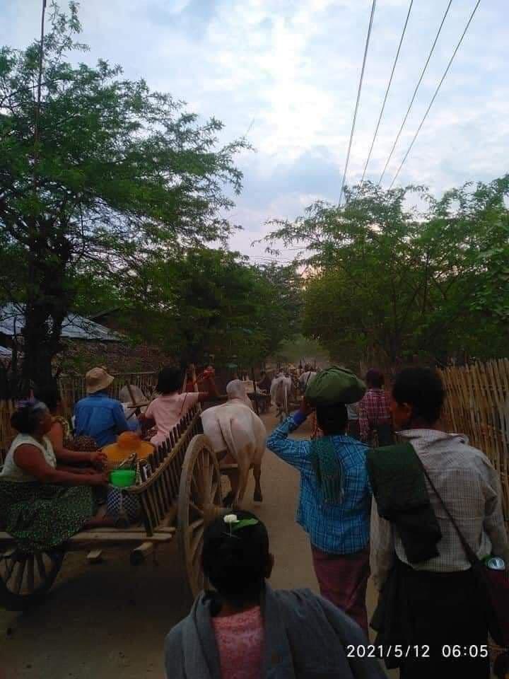 hannayuri_twt's tweet photo. The junta's armed forces stormed the TaLot village in Myingyan this morning, arresting everyone they saw, including children, women, and the elderly, and putting them into trucks. 

( Pictures of Locals fleeing to avoid being captured ) 

#May12Coup #WhatsHappeningInMyanmar https://t.co/Hcfbn1c9it