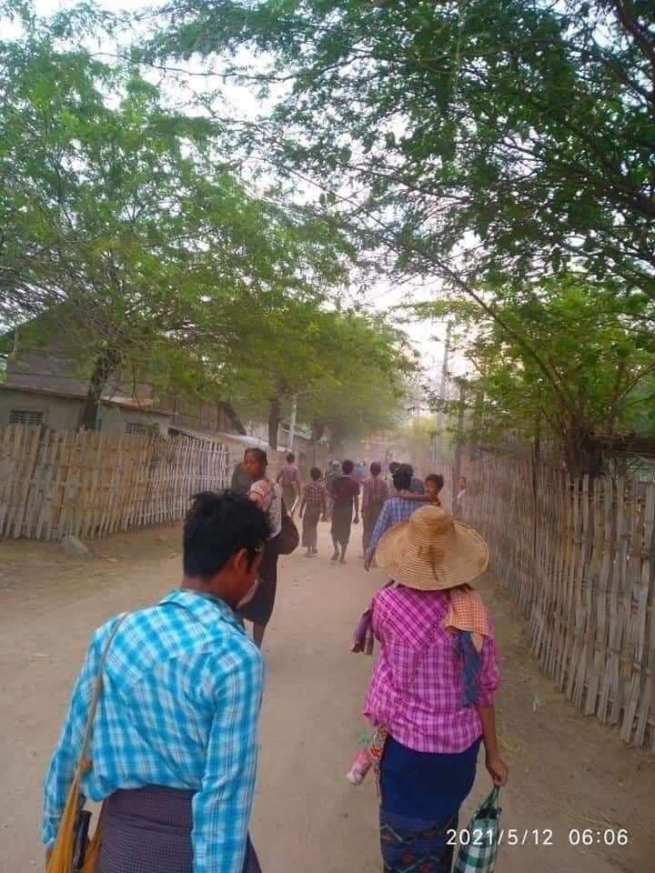 hannayuri_twt's tweet photo. The junta's armed forces stormed the TaLot village in Myingyan this morning, arresting everyone they saw, including children, women, and the elderly, and putting them into trucks. 

( Pictures of Locals fleeing to avoid being captured ) 

#May12Coup #WhatsHappeningInMyanmar https://t.co/Hcfbn1c9it
