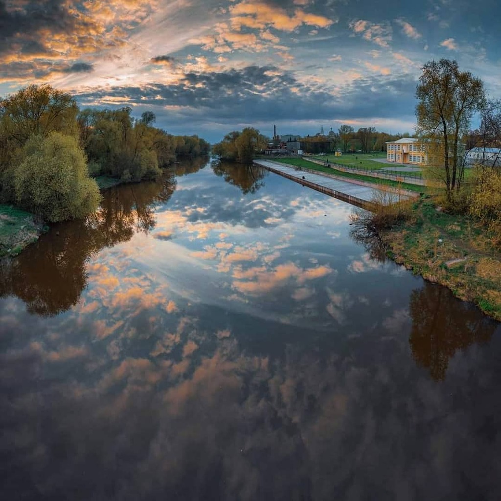 Sunset over Nara river in Serpukhov #Moscow #region #Russia #Serpukhov #city #local #travel #may #spring #river #cloud #reflection #sunset #urban #view #street #bridge #park #walk #picoftheday