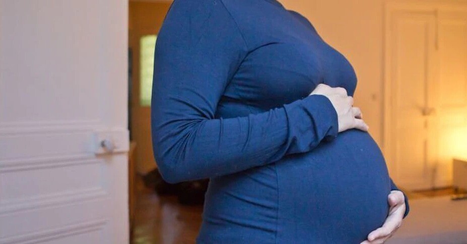 le_Parisien's tweet photo. • Percutée en voiture par un chauffard ivre à Chelles, une femme enceinte de 8 mois a perdu son bébé à naître

• L'homme, qui avait plus de 0,70 g d’alcool par litre de sang, est déjà connu des services de police pour conduite en état d’ivresse

➡️ https://t.co/MREJOH6FSI https://t.co/lhgRkE4RaK