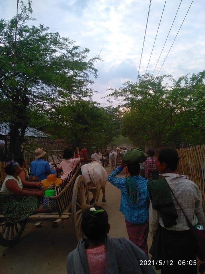 ကူညီပေးပါအုံး
မြင်းခြံမြို့နယ် တလုပ်မြို့ 
မြို့ကြီးကုန် မြောက်ရွာလေး ရဲတိုင်း ရွာ၄ ရွာကို အကြမ်းဖက် စစ်ခွေးများ မနက် 5:45am မှစ၍ 
ဝင်ရောက်အကြမ်းဖက်လျှက်ရှိ

Source ... မြင်းခြံကသူငယ်ချင်း