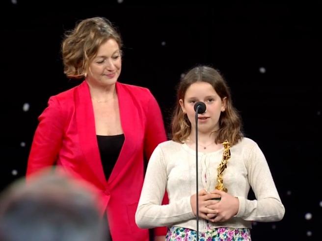 Un "bravo papà!" semplice, diretto. Con una spontaneità che riempie il cuore e ci fa piangere tutti. Bravo papà, ma anche brava Emma, per i tuoi occhi umidi, la voce "svelta" di chi non vuole farsi sopraffare dall'emozione e un dolcissimo, grande sorriso.
#David2021 #MattiaTorre