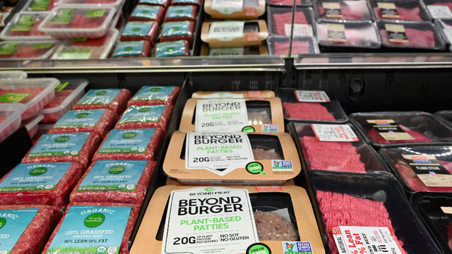 thehill's tweet photo. Texas state lawmakers on Monday approved a bill that will ban plant-based food products and foods that do not contain meat from animals from using the terms "meat" or "beef" to describe the food on labels https://t.co/5AXrR6XUOK https://t.co/ps4R3pnW3X