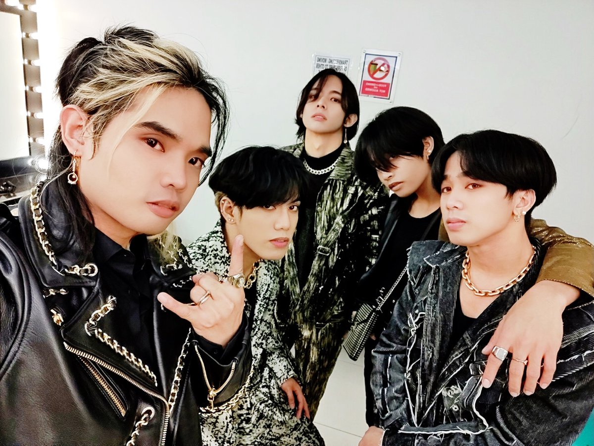 Let's Raise our Flag❤️🇵🇭
#LabanPilipinas 
I Voted <a href="/SB19Official/">SB19 Official</a> for #BBMAsTopSocial