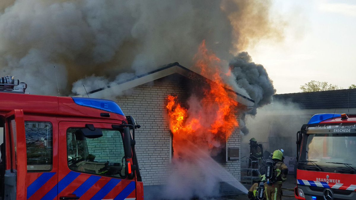 Uitslaande brand op woonwagenkamp in Enschede:..