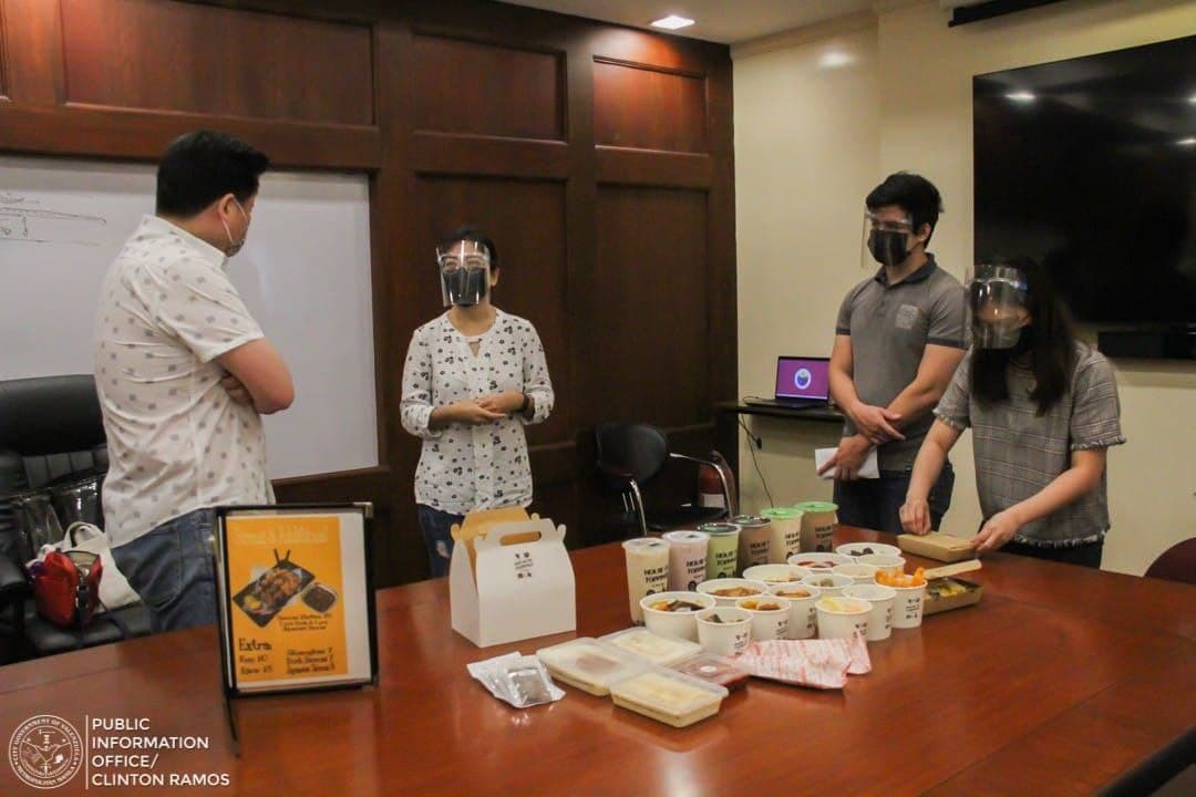 junangelo's tweet photo. Last week, #HouseOfToppings delivered all-day-breakfast and comfort foods at the office of @valenzuelacity Mayor @rex_gatchalian; just minutes before he got his 2nd dose of vaccine (#VCVax)! β€
Maging #BakunadongValenzuelano na dito: https://t.co/n0NaJh67gr https://t.co/ZgTWJYRQM6