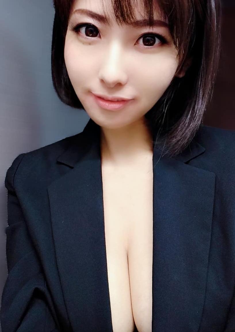Neob80300's tweet photo. 段ボールの取手部分からひょっこりはん https://t.co/GoJUWEuatD