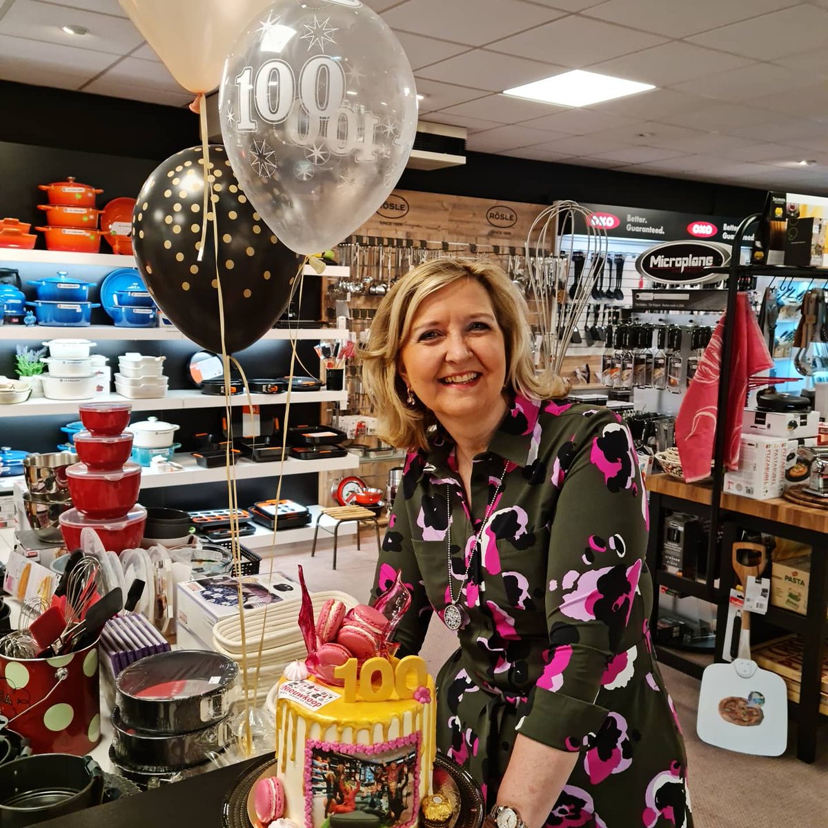 VNieuwkoop's tweet image. Vandaag 12 mei 2021 vieren wij ons jubileum #100jaar @VNieuwkoop #sassenheim #kookwinkel 🎉🎉🎉