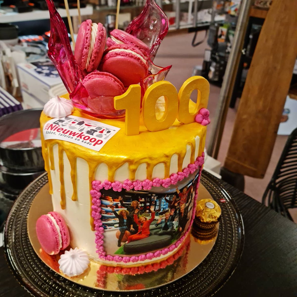 VNieuwkoop's tweet image. Vandaag 12 mei 2021 vieren wij ons jubileum #100jaar @VNieuwkoop #sassenheim #kookwinkel 🎉🎉🎉