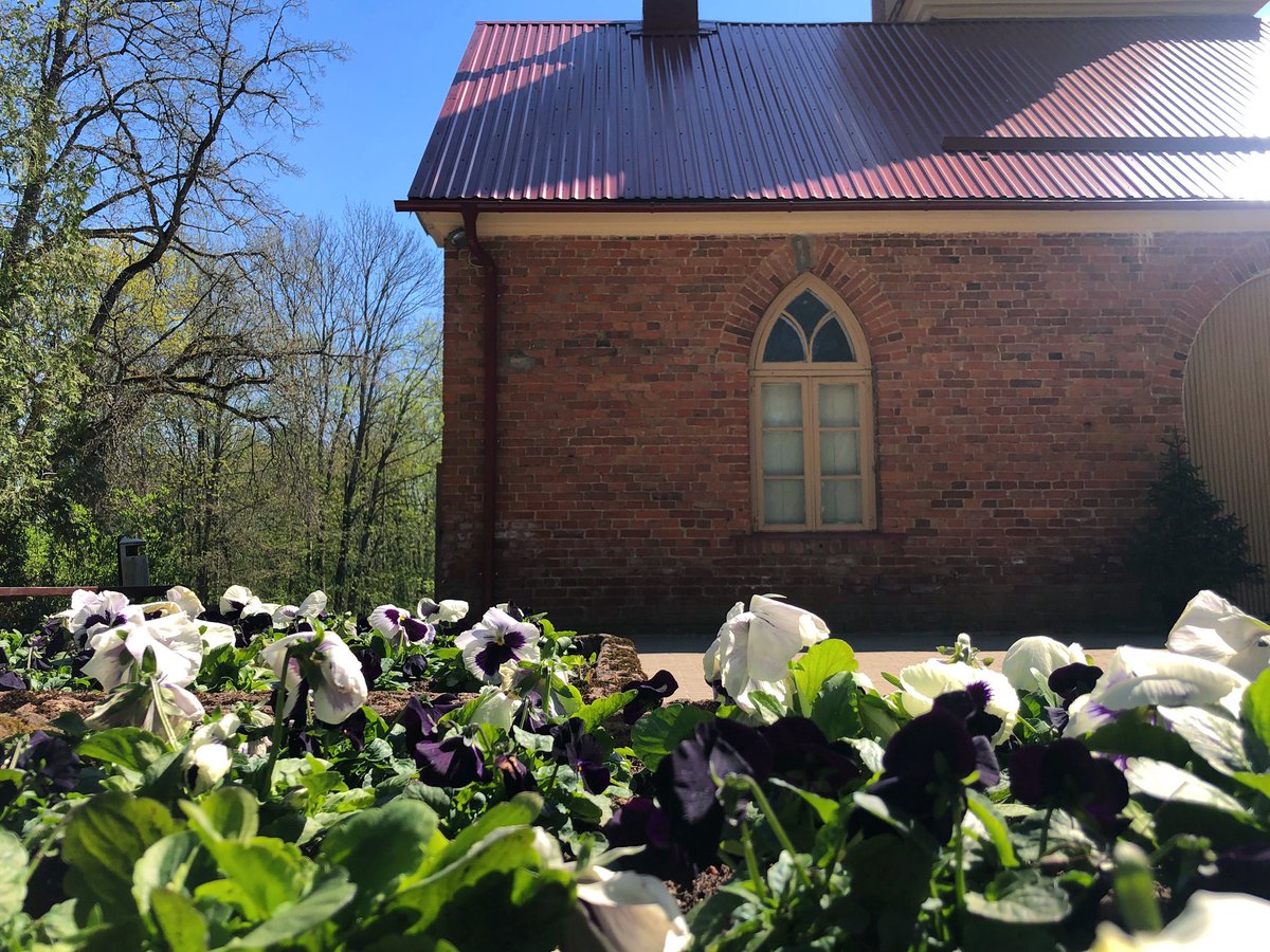 vkoralis's tweet image. Šodien karsts. Cilvēki meklē jūru. Bet arī kapsētās ir vēsāk. Satikāmies Limbažu kapsētā, atvadoties no vienas māmuļas, ar kuru reiz bijām viena kolhoza biedri, kaut dažādās paaudzēs. Tā gadi pagājuši... 🙏
Priecīgāki notikumi- ticu.lv 
#pavadīšana #bēres