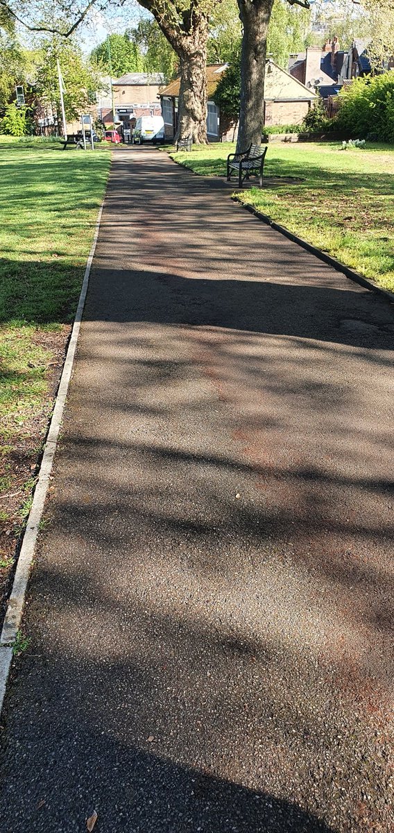 Leaf clearance taking place on Radford Rec. <a href="/Pap66376473/">Tony pap the Pole</a> @chidiegenti <a href="/RealmPublic/">Green Space & Natural Environment</a> @NottinghamParks