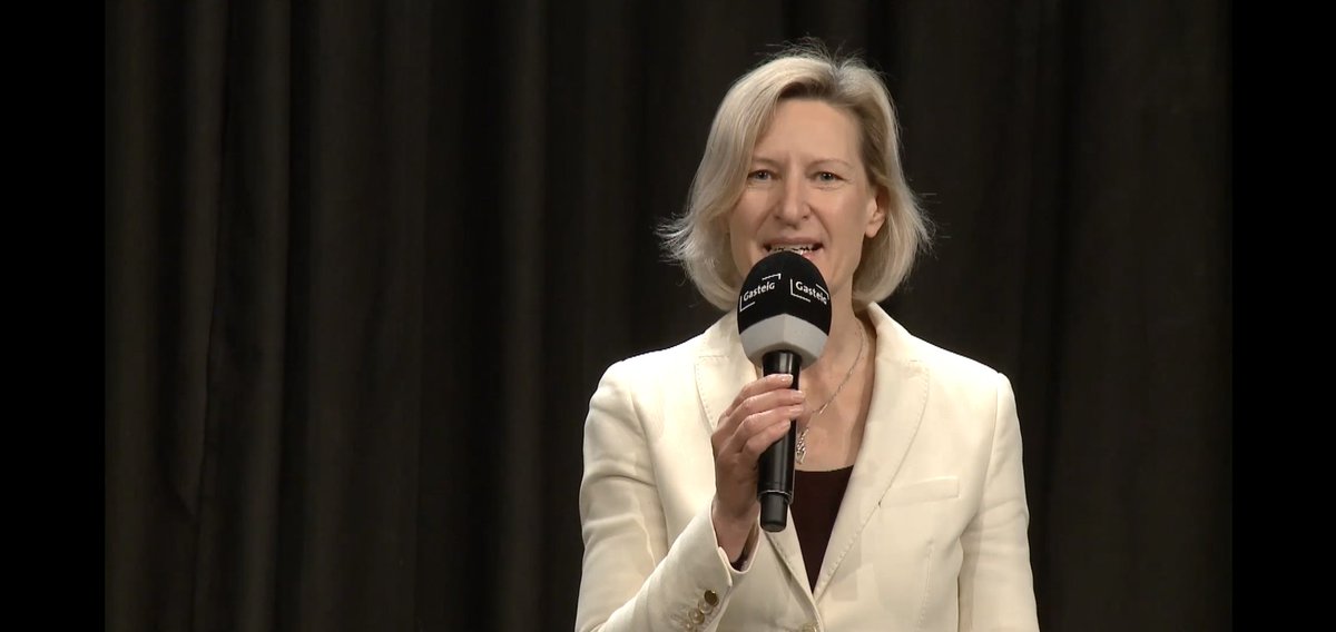 "Demokratie lebt vom Mitmachen, vom Mitdiskutieren, vom Ringen um die besten Lösungen [...]. Bringen Sie sich ein, machen Sie mit, das ist unser größter Wunsch im Europäischen Parlament." Zum ganzen Videogrußwort von MdEP <a href="/ANiebler/">Angelika Niebler</a> zum Münchner #EuropaMai: europa-mai.de/demokatrie