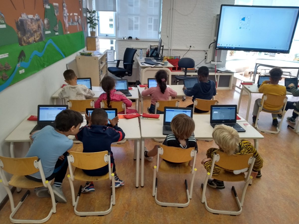 HarreveltLisa's tweet photo. Als schrijfopdracht bij het thema Romeinen heeft groep 3 voor het eerst een brief getypt. De opdracht: doe alsof je een Romein bent, schrijf over de dingen die je vandaag hebt gedaan en laat zien wat je dit thema hebt geleerd. En dat bleek een heleboel te zijn! @Turingschool020 https://t.co/AyIwnFSe9u