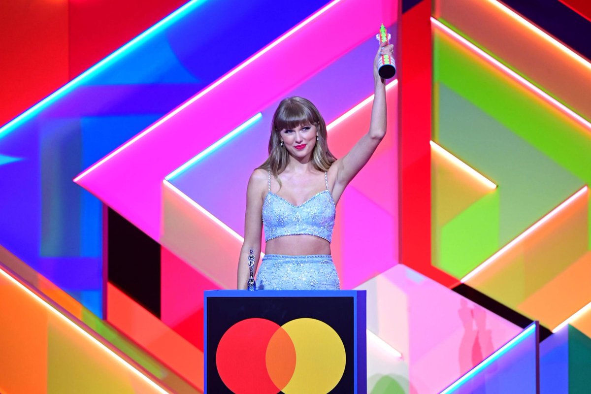melekcapoglu's tweet photo. Taylor Swift - "Küresel İkon" Ödülü Konuşması (Türkçe Çeviri): 

https://t.co/2GBVvsyNof https://t.co/xbXAswqgOp
