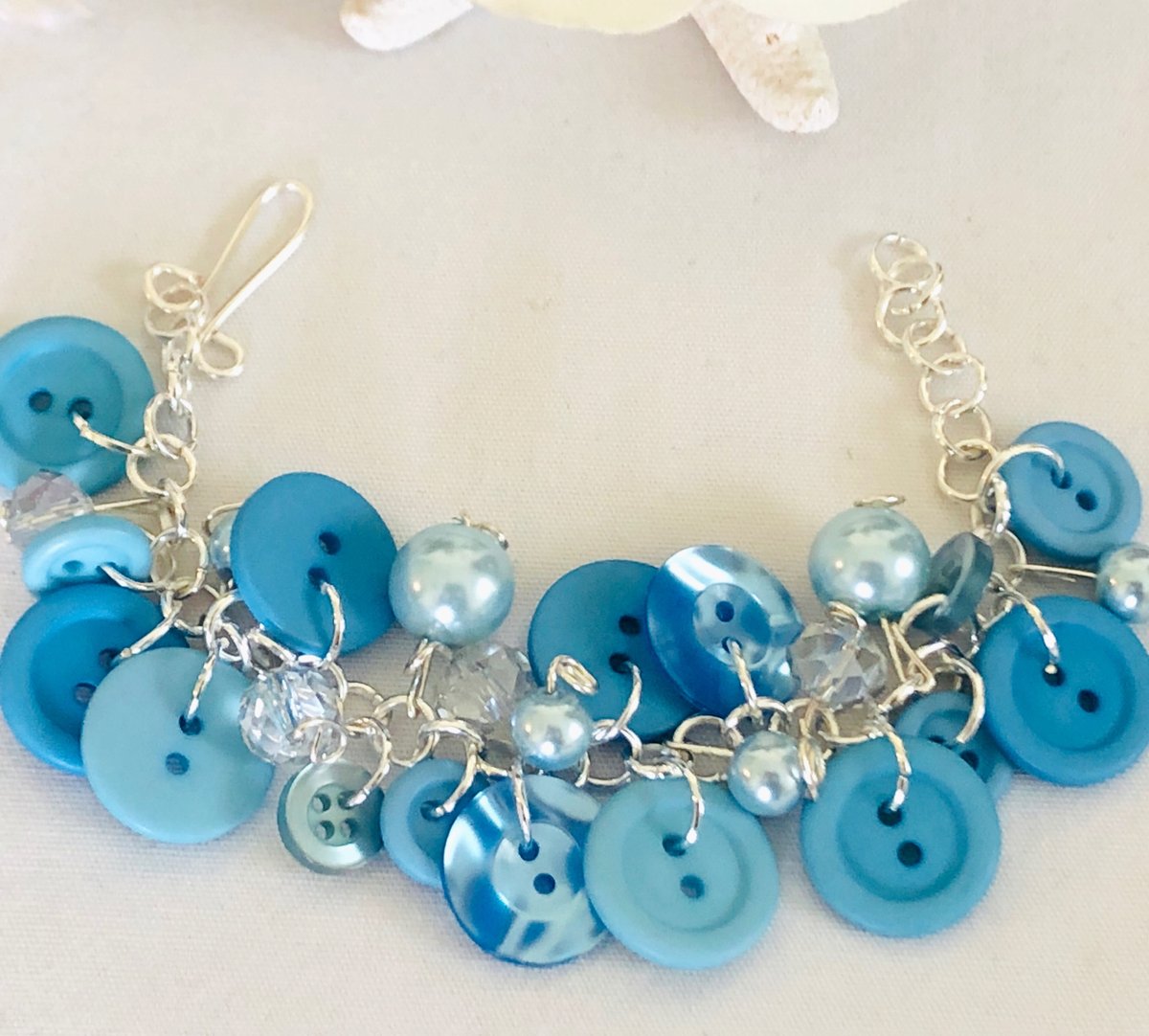 chestnutcrochet's tweet photo. Sharing for Carol Gregory on Etsy
Really love this, from the Etsy shop TreasureIsleGiftShop. https://t.co/lwpTePhwa1 #etsy #buttonbracelet #bohobracelet #repurposedbuttons #whimsicalbracelet #bohobuttonbracelet #womensgiftideas https://t.co/YjMaRRHP7c