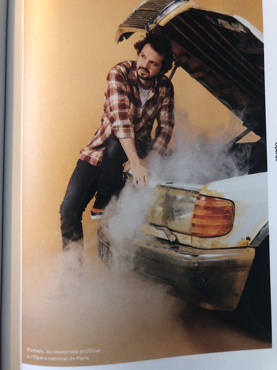 Bel hommage rendu, sous l’objectif de @skibirr dans la brochure de la saison 21/22 de l’<a href="/operadeparis/">Opéra de Paris</a>, à celles et ceux dont l’engagement et la passion sont indispensables pour que le rideau ne se lève dans les théâtres.