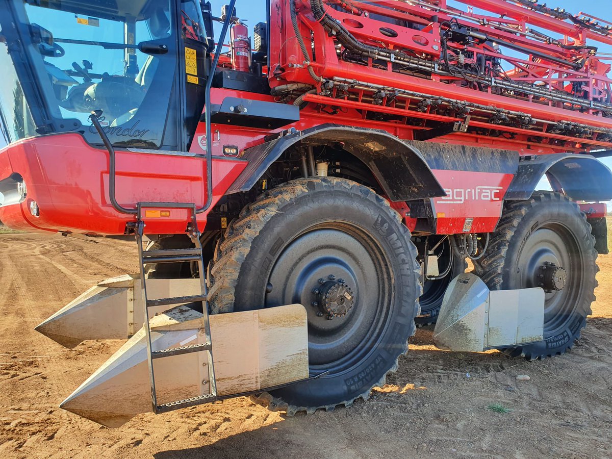 Few more pics of the latest fit out on the new Agrifac condor 5 getting down and dirty #livingthedream #Agrifac #tridekon