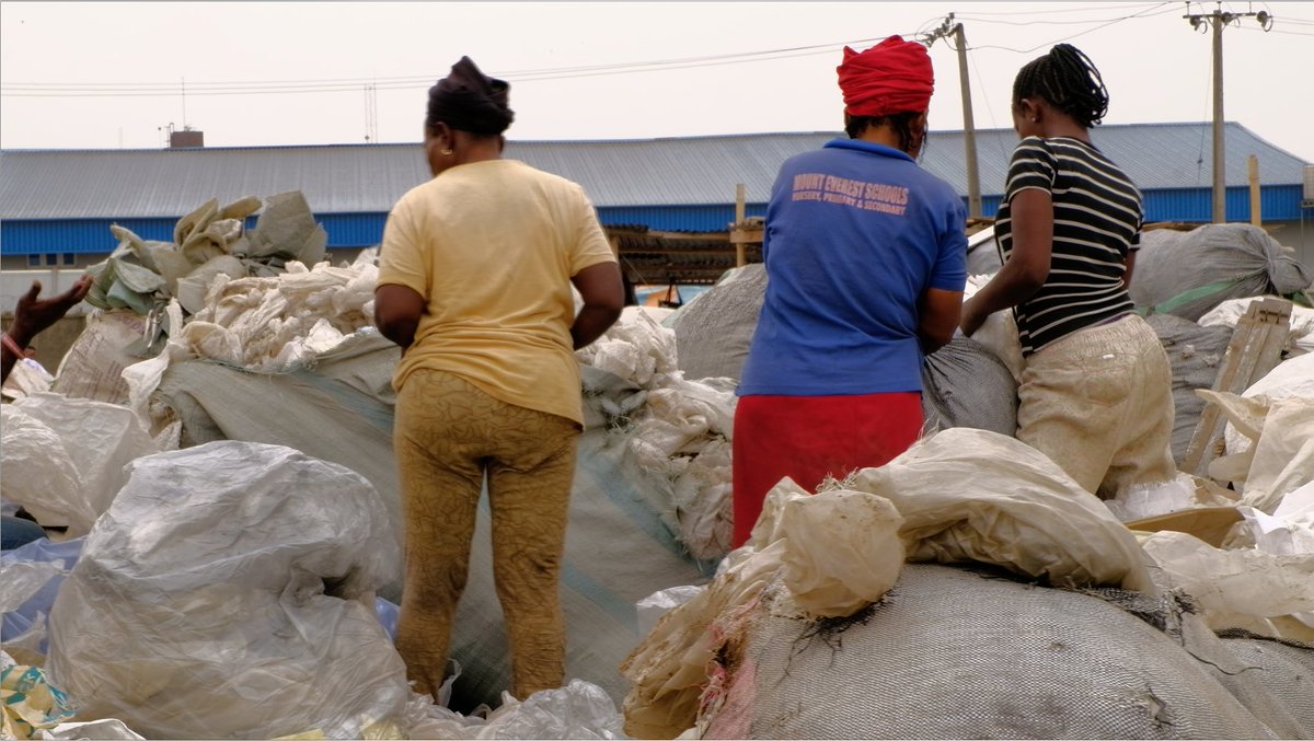 RethinkingCI's tweet photo. @followlasg should embrace Extended Producer Responsibility models that include waste pickers and their organizations in their design, implementation, monitoring, and communication, and prioritize waste pickers in the opportunities financed through the system. #InclusiveEPR https://t.co/yKX56IgRax