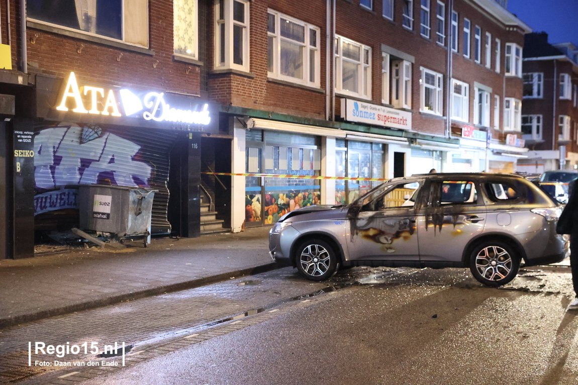 Bij een juwelier aan de #Dierenselaan in #DenHaag heeft rond 3.50 uur een ramkraak plaatsgevonden met een auto die vlam heeft gevat.  Brand geblust, uit voorzorg 2 woningen ontruimd.  Iets gezien? Bel 112/0900-8844 @PolZuiderpark foto regio 15 ^RM