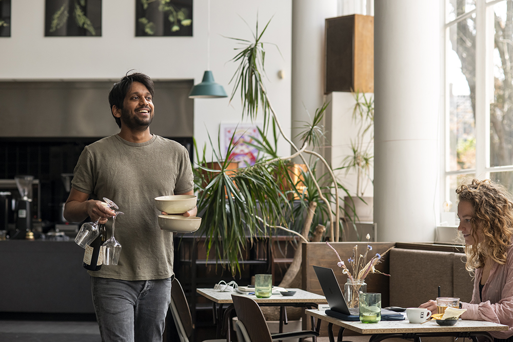 Vanaf 14 mei gaat het eindelijk écht gebeuren: het terras van Café Wout in <a href="/lououdenoord/">Lou Oudenoord</a> gaat open. ‘Niet alleen voor de huurders en gebruikers van het gebouw, we willen er zijn voor de hele buurt’, aldus uitbater en chefkok Naresh Ramdjas. utrechtsezaken.nl #culinair #food