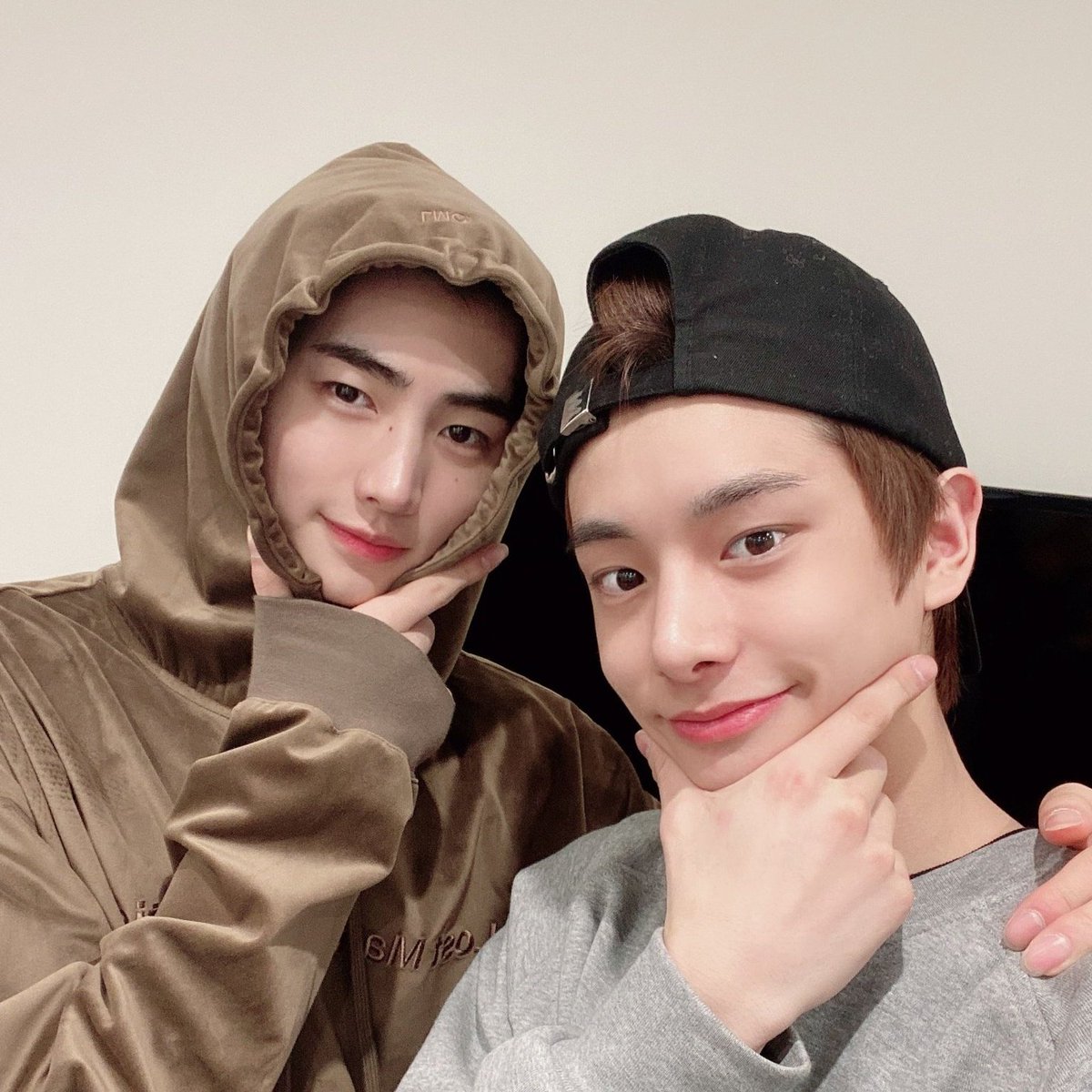 daily_jakehoon's tweet photo. its now their thing 🥺 https://t.co/gqsZIa6EJC