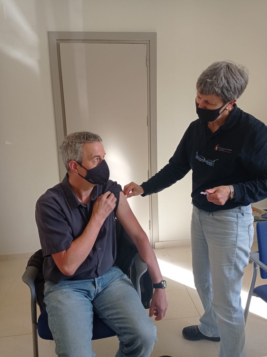 AMunarrizE's tweet photo. Celebramos el Día Internacional de la Enfermera vacunando. Cuidamos de nuestros pacientes, nuestros amigos, nuestras familias #AECTUIT https://t.co/gesipglM4T