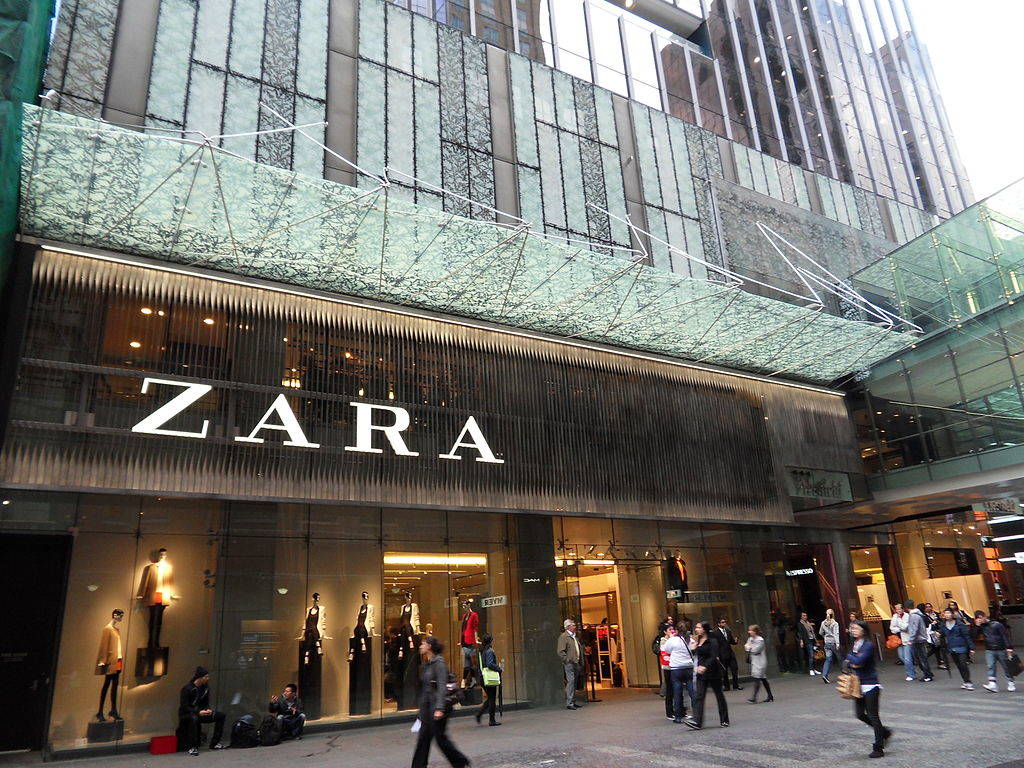 econocomretail's tweet photo. Zara is merging the online and offline implementing solutions that allow users to buy in a physical store without going through the box or select the fitting room from their mobile.

We want to help you in the digitization of your business. 
👉 https://t.co/zhzyIYTKDQ

#Retail https://t.co/nnSiFpB2tM