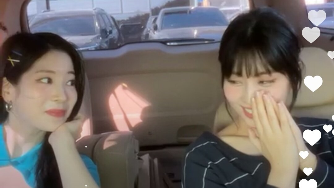 monjudalji's tweet photo. look at dahyun's smile getting bigger while looking at momo 🥺 https://t.co/3F0e0x9uaJ