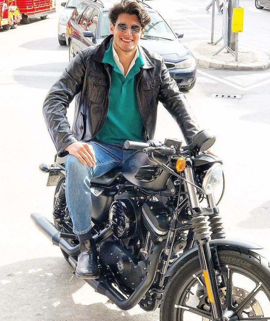bluevenis's tweet photo. sinceramente anche io ritroverei il sorriso con questo andrea da caserta https://t.co/IgBx09gVw1
