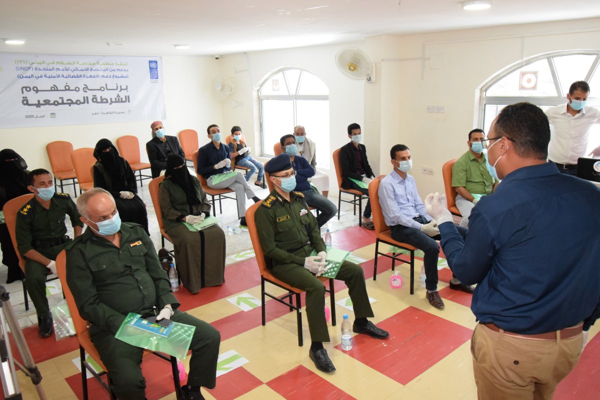 Community ↔️ police engagement ↔️ greater trust = vital for #Yemen’s #peacebuilding. 

To date, 8 community consultations in 4 governorates have been hosted to help build bridges and foster mutual understanding, thanks to support from @StateINL.

#YemenCantWait #ROL4Peace