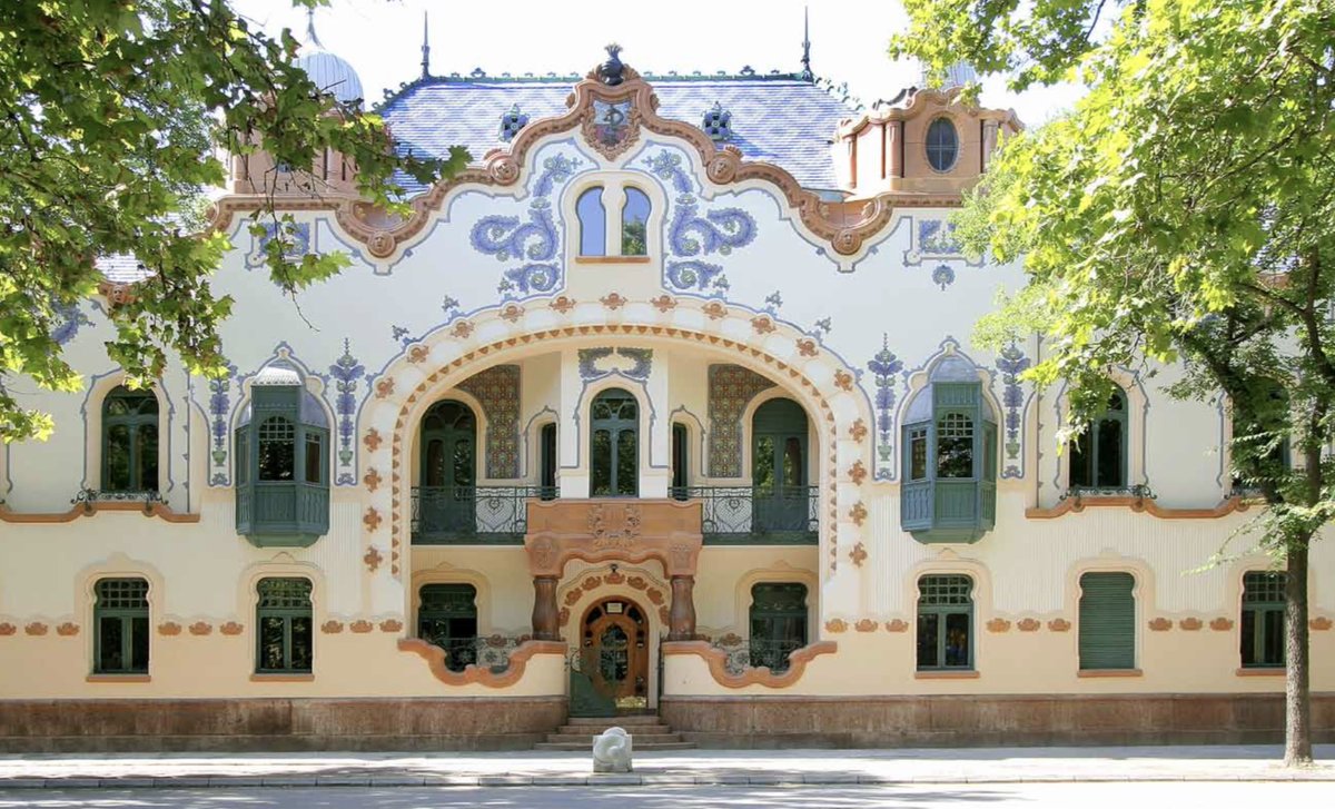 ArtNouveauClub's tweet photo. The Raichle mansion's striking façade (1904) in #Subotica, by the architect Ferenc #Raichle🏡La meravellosa façana del Palau Raichle (1904), in Subotica, de l’arquitecte Ferenc Raichle 📷©Željko Vukelic´+info👉https://t.co/9M2SVXNOft #artnouveau #modernisme #arquitectura https://t.co/ixrwAR2g1E