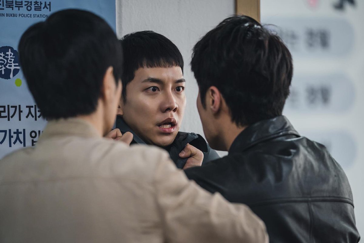 본인이 🐀실험쥐 였다는걸 알게된 바름! 그 가짜인생을 조종하는 존재는 누구?!?#oz?#이모?#대니얼리?
바름의 목을 점점 옥죄어 오는 정황증거들!!😨 일촉즉발의 사태!!

본격 인간 헌터 추적극 
⠀
📺 tvN 수목 드라마 <마우스>
📺 오늘 밤 10:30

사진제공 : tvN⠀
#이승기 #leeseunggi #마우스