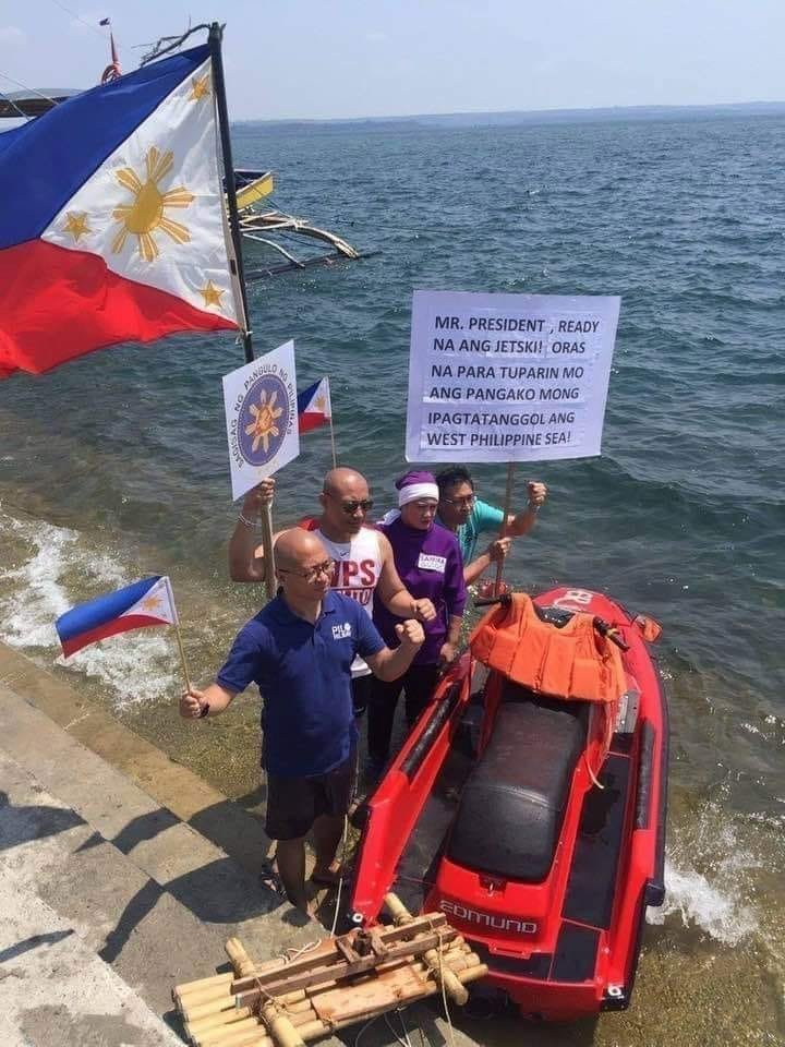 9teen7ty2's tweet photo. #SolidDDS are using this image to 'prove' that the Opposition is 'stupid' for 'believing a joke'
Eh sino ba yung no-show kasi pinako yung pangako? Edi si #DuterteDuwag! #DuterteTraydor! #DutertePalpak! #DuterteKriminal! #DuterteTutaNgChina!
But #DDSThreads won't get the point. https://t.co/FaOZdbTnlC