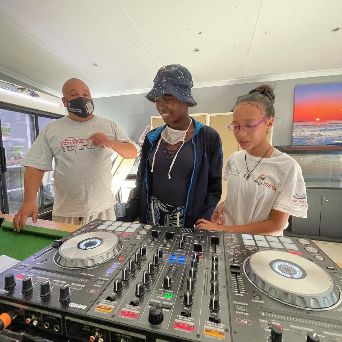 HealtheHoodZA's tweet photo. Learning the Art of DJ’ing... #healthehoodproject #changingmindschangesaction #learning #sharing #djing #scratch #scratchdj #wickywicky #wickywickywednesdays https://t.co/wCAs6ciMhK