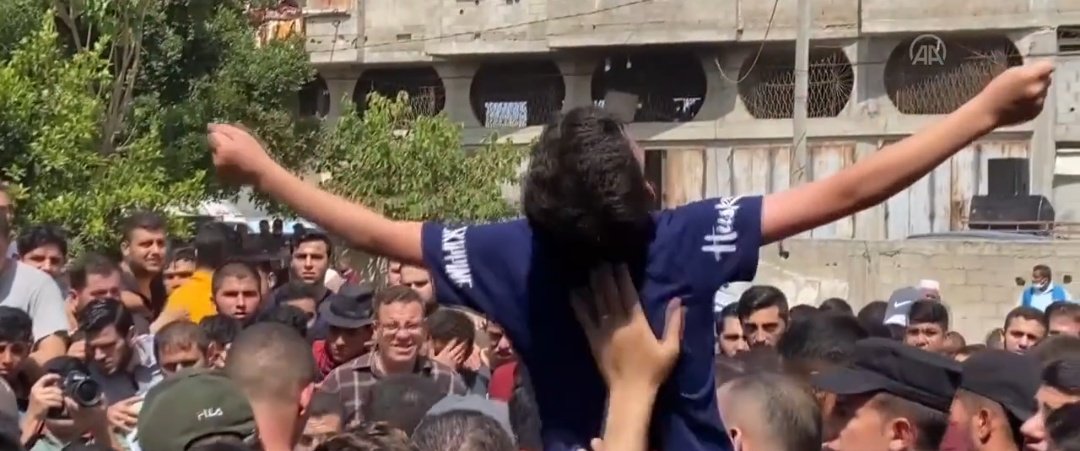 Babasını amcasını ve kardeşini kaybeden bu çocuğun gözyaşlarında boğulun. Çocukların öldüğü dünyada sağır numarası yapanlar...  Siz de. #IsraeliTerrorism