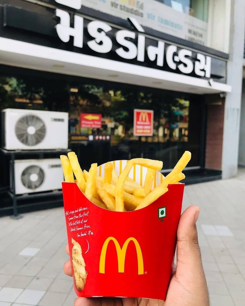 instagujarat's tweet photo. Today’s Special : McTonald’s Fry Frenchie 🍟🤤 

I couldn’t stop myself from eating this Fry Frenchie today 😂😂

સમજવા વાળા સમજી ગયા હશે..!! 😂😂

Price : ₹98/- ( Medium ) 

Photo repost : @gluttony_person 

#fries #frieslover #fries🍟 #mcdonalds #fren… https://t.co/pHSS2sPSra https://t.co/P4vf1IAAnd