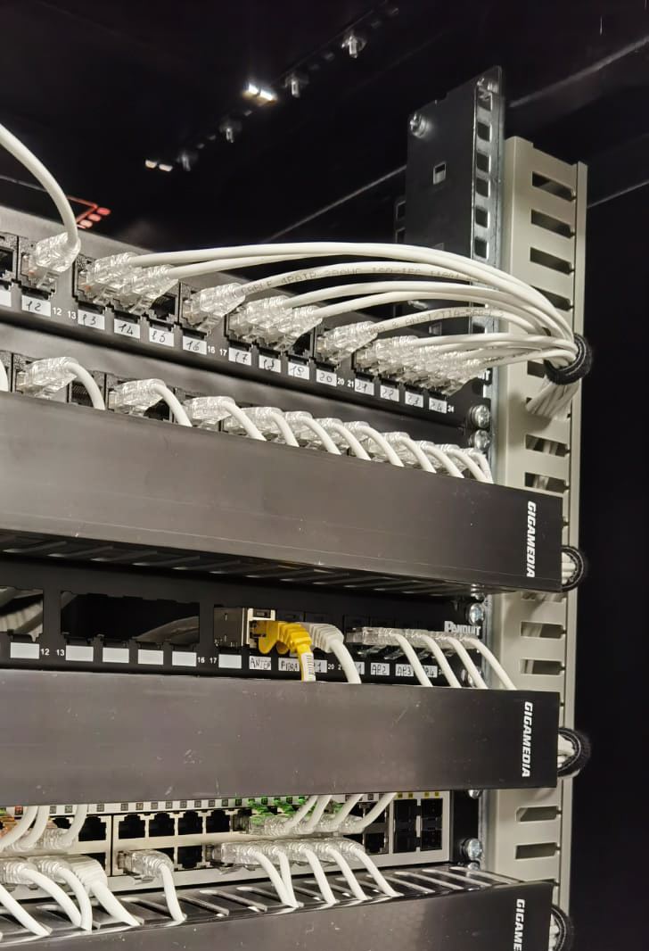 _BluWire_'s tweet photo. Chi non può cambiare idea, non può cambiare nulla. 🌐

#bluwire #colleghiamolevostreidee #rack #gigamedia #armadio #patch #cabling #cablart #precisione #ordine #connessioni #tecnologia #collegamenti #ucc https://t.co/JjZ5TuUHyX
