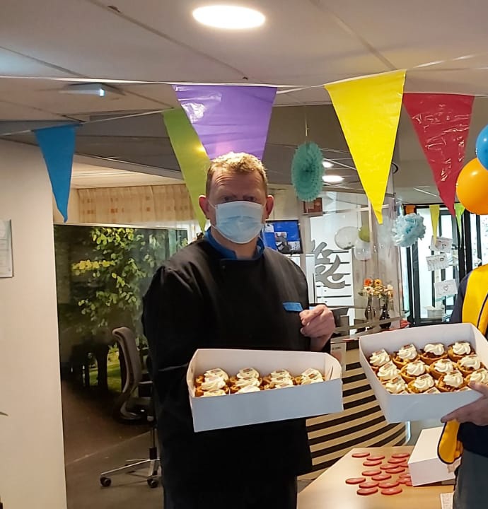 Een en al vrolijkheid bij de ingang van Coloriet de Hoven #Lelystad voor alle zorgmedewerkers! 

Om te vieren dat het Dag van de Zorg is 

Vanmorgen kwamen de heren Bhola en Oluf van Lions Lelystad appelrondo's van Bakker Prins afgeven bij onze kok voor de collega's👍 #dvdv2021