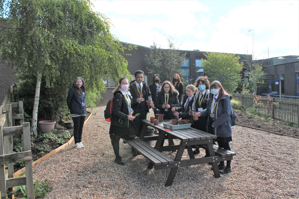 BrookvaleGroby's tweet photo. This morning students were busy planting sunflower seeds for the BGLC Peace Garden!
We are planning a planting session today too at 12.20pm - fingers crossed for dry weather!

https://t.co/TXmsCaw05L  THANK YOU in advance.

#MentalHealthAwarenessWeek2021 https://t.co/1uZz6KX2E6
