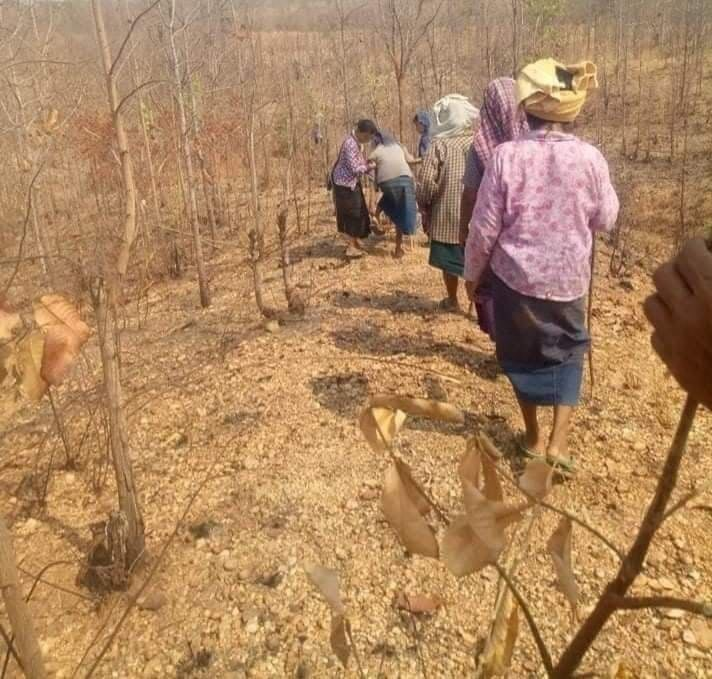 spring21MM's tweet photo. UPDATE:
More than 500 terrorists surrounded the villages in #Myingyan Tsp, 
-firing heavy artillery shells at around 5 a.m. on May 12, destroying trenches in the village, and injuring four people.
-More than 100 people, including 20 women &amp; 2 y/o child were abducted.
#May12Coup https://t.co/qupwsIVXRg