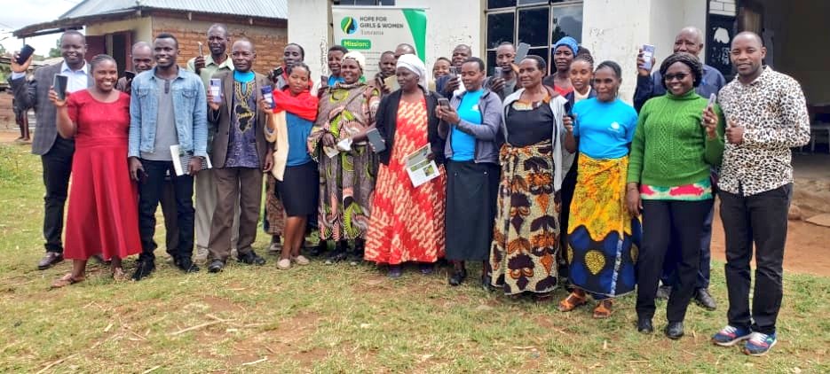 jamesplegg's tweet photo. 🇹🇿🌿 1️⃣ ➕ 1️⃣ = 3️⃣ 🌿🇰🇪
Farmers in Mugumu, #Tanzania trained by @plantvillage to use the Nuru app that identifies #cassava diseases like CBSD & CMD, have been linked to local cassava seed entrepreneurs registered on SeedTracker, giving them a solution to their disease problem https://t.co/nnKjO6DrmQ