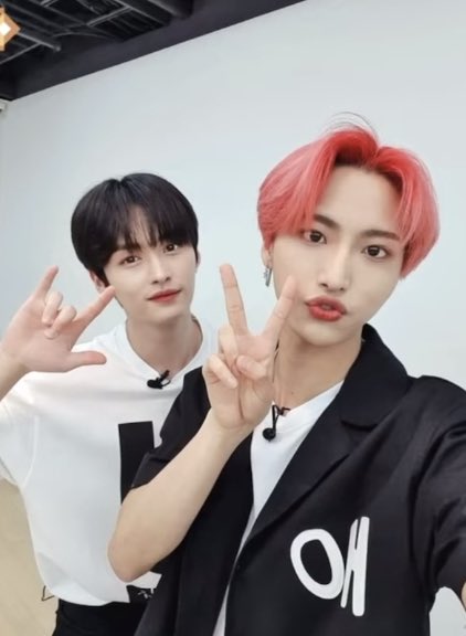 This is like husband swap 😂 

#ATEEZ #StrayKids #bangchan #LeeKnow #SEONGHWA #HONGJOONG #Banginho #MinChan #SeongJoong