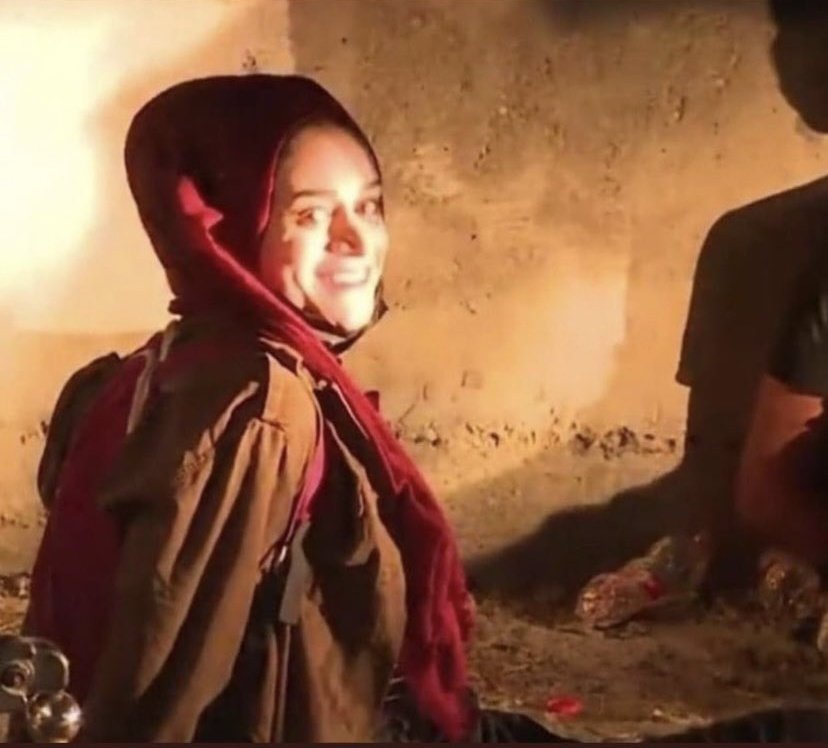 "Hüzün en çok gülümseyenlere
 yakışır. İçindeki fırtınalı kışlara rağmen yüzünde baharı göstermeye çalışanların trajedisini bir tek kendileri bilir.. Hazandan geçmeyen hüzünden ne anlar."
#FreePalestine 🕊️