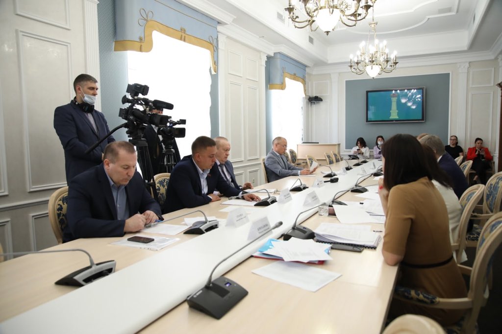 Сегодня в Доме Правительства Ульяновской области прошло совещание врио Губернатора А.Ю. Русских с руководителями фракций Законодательного Собрания по вопросу изменения в бюджет на 2021 год#ульняовскаяобласть #ульяновск #губернатор #русских #законодательноесобрание #правительство