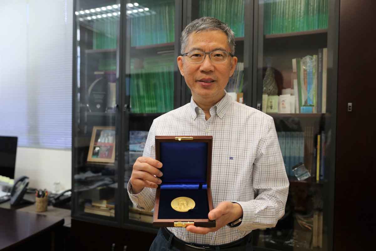 Professor YEUNG Wai-ho Raymond received the IEEE 2021 Richard W. Hamming Medal for his exceptional contribution to network communication and pioneering development of the BATS code. He is the first Asian researcher to receive this award since its establishment in 1988.