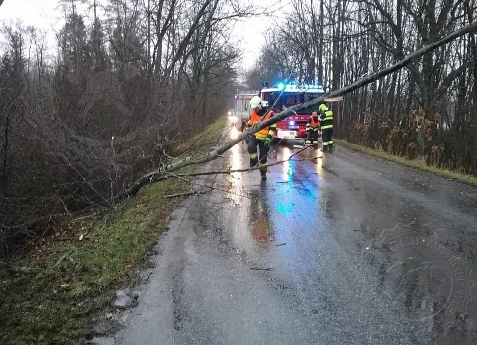 HZS_Pardubice's tweet photo. Ve středu odpoledne dle meteorologů očekáváme v Pardubickém kraji silný vítr a bouřky.
https://t.co/plqSlOOzVP https://t.co/xHz892jxAM