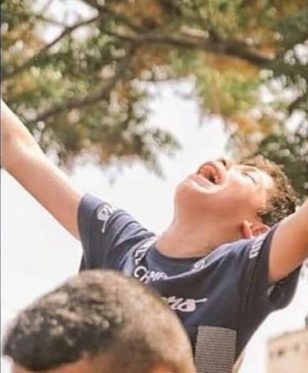 esrmylmz's tweet photo. Son sahurumuza uyandık Allah’ım! Bu bayram arefesinde Filistinli bu çocuğun  mezara koyup elveda baba demesi feryadı bizi sarstı ! Ramazanın gidişi Kudüs’ün hali bizleri hüzne boğdu ! Sen o zalim siyonistleri helak et Kudüs’ü kurtarmayı bayram yaşatmayı nasip et !#israilkahrolsun https://t.co/K1GgDUyqKy